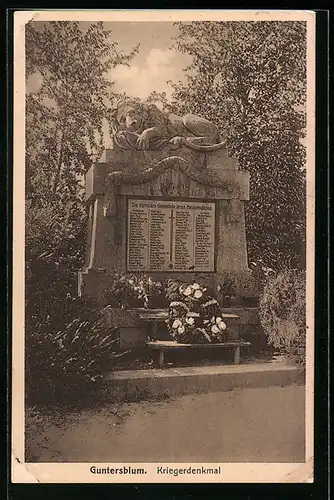 AK Guntersblum, Kriegerdenkmal mit Blumen