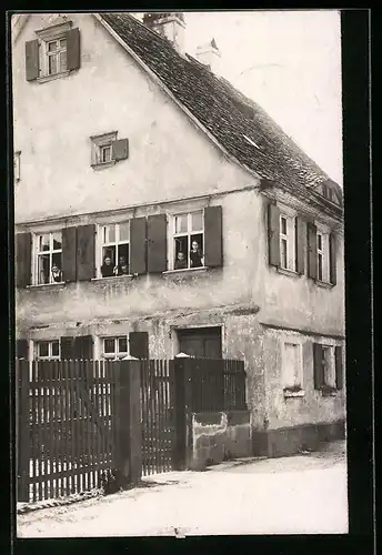 Foto-AK Obersulzbach, Wohnhaus mit Kindern in den Fenstern