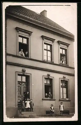 Foto-AK Solingen, Wohnhaus mit Bewohnern