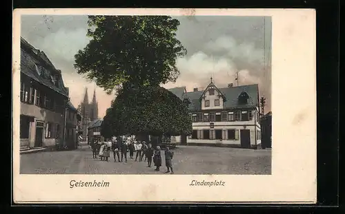 AK Geisenheim, Lindenplatz mit Passanten
