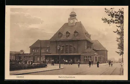 AK Herne, Strassenpartie mit Bahnhofsgebäude