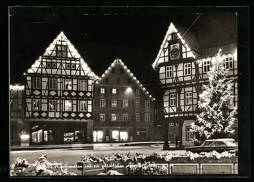 AK Urach /Württ., Strassenpartie mit Geschäften und Weihnachtsbaum bei Nacht, Neujahrsgruss