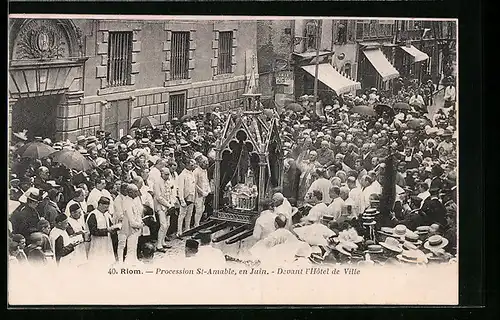 AK Riom, Procession de Saint-Amable, en Juin - Devant l`Hotel de Ville