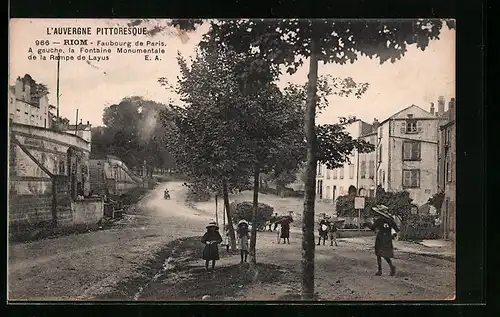 AK Riom, Faubourg de Paris. A gauche, la Fontaine Monumentale