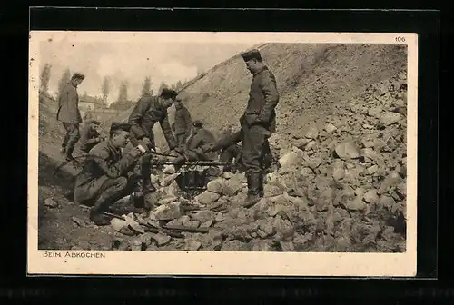 AK Soldaten beim Abkochen von Wasser im Gelände