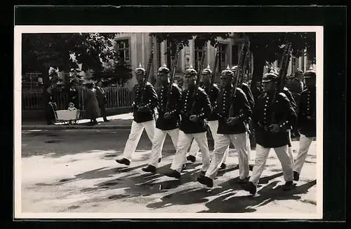 Foto-AK Schwenningen, Marschierende Soldaten auf der Strasse