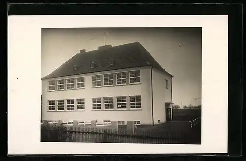 Foto-AK Dellmensingen, Schulhaus-Neubau, Dezember 1930