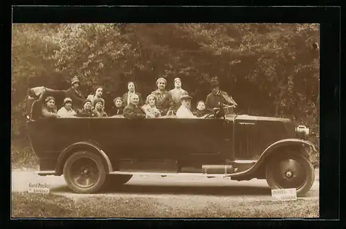 Foto-AK Gruppe von Ausflüglern im Lastkraftwagen