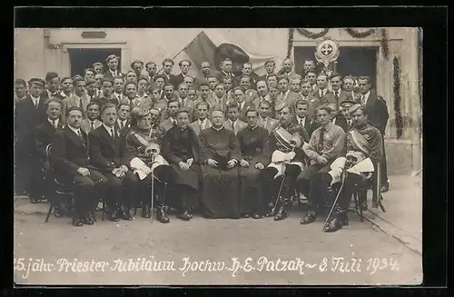 AK Wien, 25. jähr. Priester Jubiläum Hochw. H.E. Patzak, 8. Juli 1934, Studenten im vollen Wichs