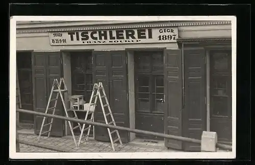 Foto-AK Wien, Tischlerei Franz Soukup, Linke Wienzeile 68, Ladenfront mit Leitern