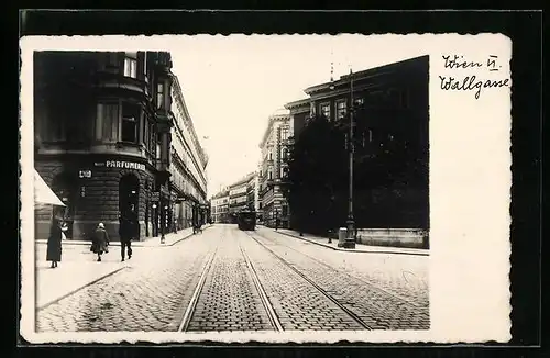 Foto-AK Wien, Strassenpartie in der Wallgasse mit Parfümerie und Strassenbahn