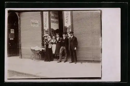 Foto-AK Wien, Bluhmendraht-Erzeuger Christian Reindel, Lerchenfelderstrasse 67, Ladenfront mit Familie im Jahr 1908