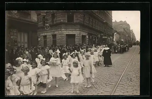 Foto-AK Wien, Prozession mit Mädchen und Nonne in der Kaiserstrasse - Bernardgasse
