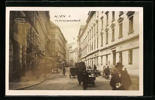 AK Wien, Strassenpartie Fleischmarkt mit Gasthaus Zur Hauptpost um die Ecke
