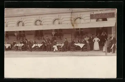 Foto-AK Wien, Gastwirtschaft Josef Eckel, Erzherzog Karl-Platz 20, Strassenansicht mit Gästen