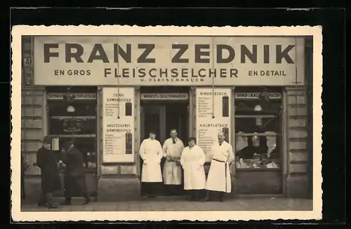 Foto-AK Wien, Fleischselcher Franz Zednik mit Angestellten vor seinem Geschäft in der Rainergasse 19, ca. 1939
