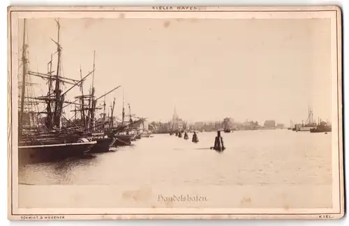 Fotografie Schmidt & Wegener, Ansicht Kiel, vor Anker liegende Schiffe im Handelshafen