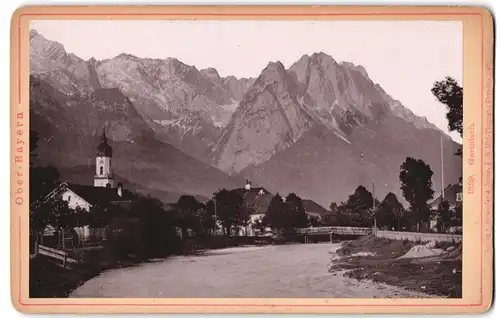Fotografie Römmler & Jonas, Dresden, Ansicht Garmisch, Flusspartie im Ort mit Kirche und Brücke
