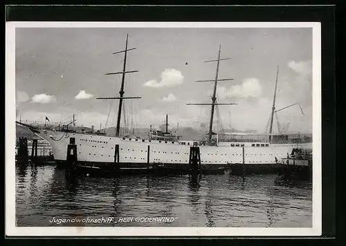 AK Jugendwohnschiff Hein Godenwind im Hafen
