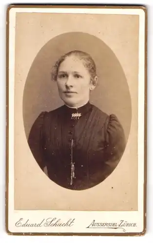 Fotografie Eduard Schucht, Aussersihl-Zürich, Casernen-Str. 13, Junge Dame mit zurückgebundenem Haar