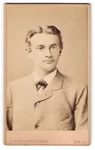 Fotografie Oscar Roloff, Berlin, Tauben-Str. 20, Junger Herr im Anzug mit Fliege