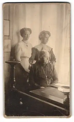 Fotografie unbekannter Fotograf und Ort, Ältere Dame und zwei Frauen in hübscher Kleidung