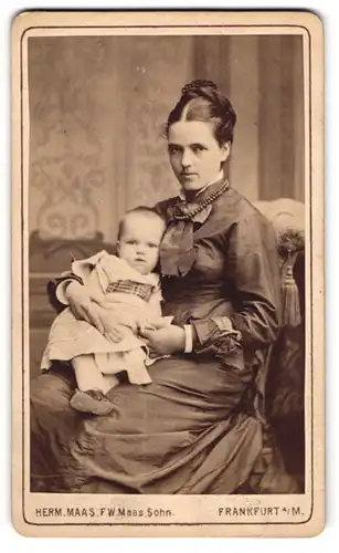 Fotografie Herm. Maas F. W. Maas Sohn, Frankfurt a. M., Bürgerliche Dame mit einem Kleinkind