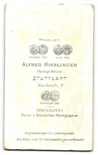 Fotografie Alfred Hirrlinger, Stuttgart, Gartenst. 9, Junger Mann im Anzug mit Fliege