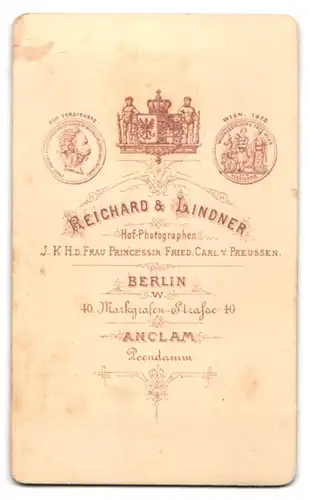 Fotografie Reichard & Lindner, Berlin, Markgrafen-Str. 40, Kleines Mädchen im modischen Kleid