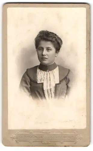 Fotografie G. Stöckle, Stuttgart, Blumenstr. 19, Junge Dame im modischen Kleid