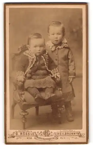 Fotografie G. Rössle, Heilbronn a. N., Biedermannsgasse 2, Zwei Jungen in modischer Kleidung