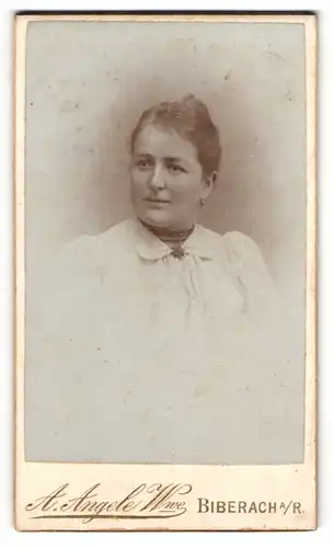 Fotografie A. Angele Witwe, Biberach a. R., Bürgerliche Dame mit Kragenbrosche