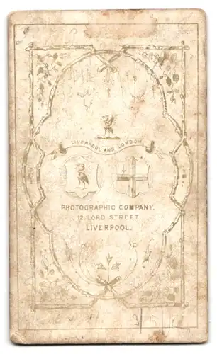 Fotografie Photographic Compnay, Liverpool, 12, Lord Street, Junge Dame im gestreiften Kleid