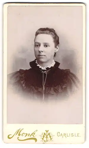 Fotografie J. Monk, Carlisle, Charlotte St., Junge Dame in hübscher Kleidung