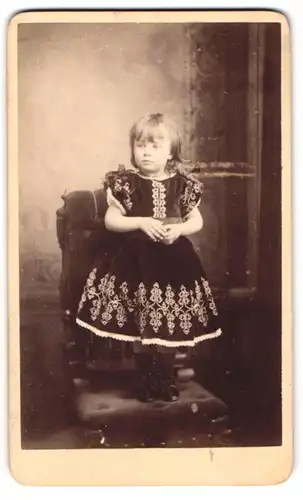 Fotografie E. E. Hibling, Maidstone, 125, Week St., Kleines Mädchen im hübschen Kleid