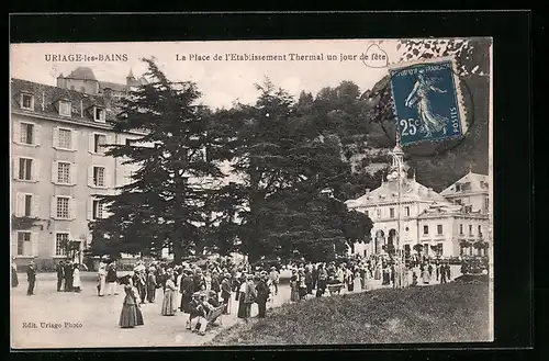 AK Uriage-les-Bains, La Place de l'Etablissement Thermal un jour de fête