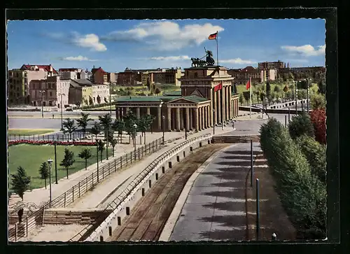 AK Berlin, Brandenburger Tor nach dem 13. August 1961 mit der Grenze, Berliner Mauer