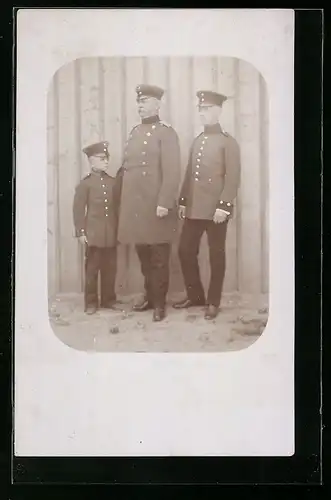 AK Uniformfoto deutscher Offiziere mit Kind