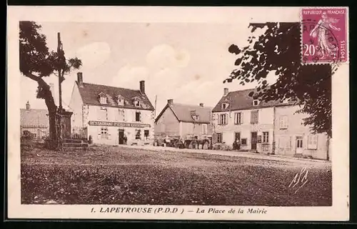 AK Lapeyrouse, La Place de la Mairie