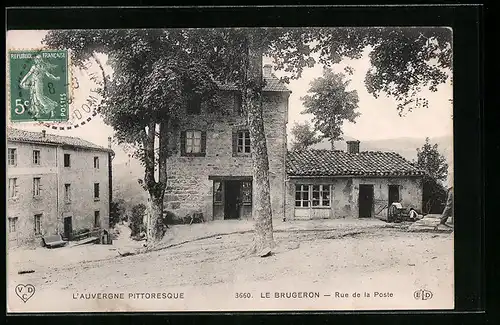 AK Le Brugeron, L`Auvergne Pittoresque, Rue de la Poste, Strassenpartie