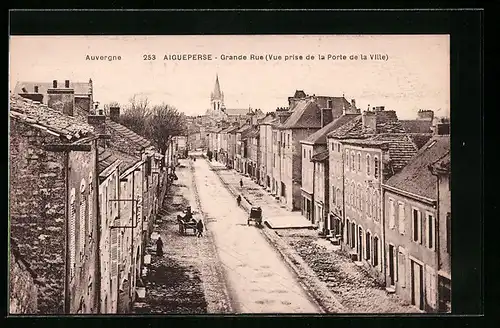 AK Aigueperse, Auvergne, Grande Rue, Vue prise de la Porte de la Ville, Strassenpartie