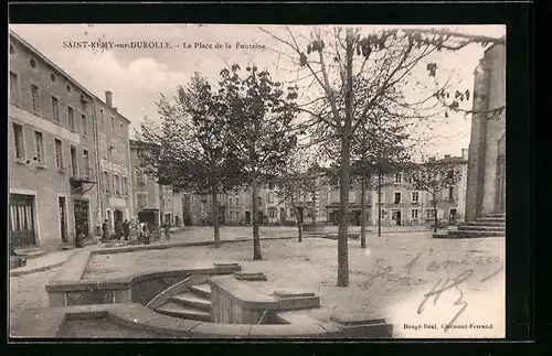 AK Saint-Rémy-sur-Durolle, La Place de la Fontaine