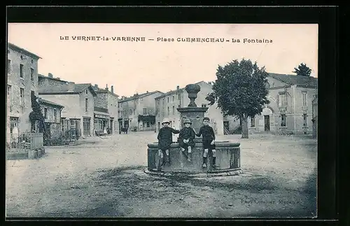 AK Le Vernet-la-Varenne, Place Clemanceau & la Fontaine