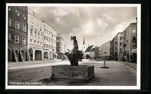 AK Mühldorf a. Inn, Stadtplatz mit Blick zur Kirche