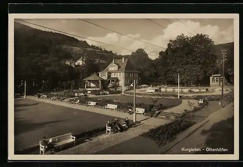 AK Ottenhöfen, der Kurgarten mit Besuchern