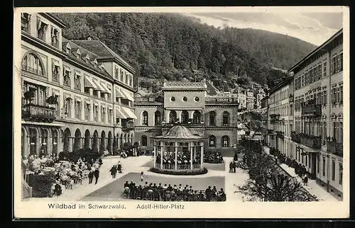 AK Wildbad im Schwarzwald, der Platz mit Passanten