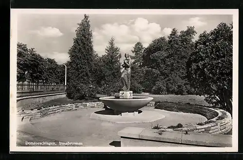 AK Donaueschingen, der Irmabrunnen im Sommer