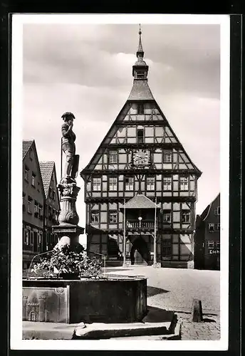 AK Besigheim am Neckar, Marktplatz mit Brunnen und Fachwerkhaus