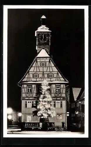 AK Künzelsau /Württ., Rathaus im Lichterglanz