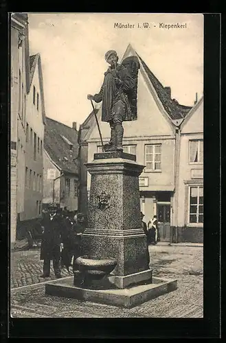 AK Münster i. W., die Kiepenkerl-Statue mit Passanten